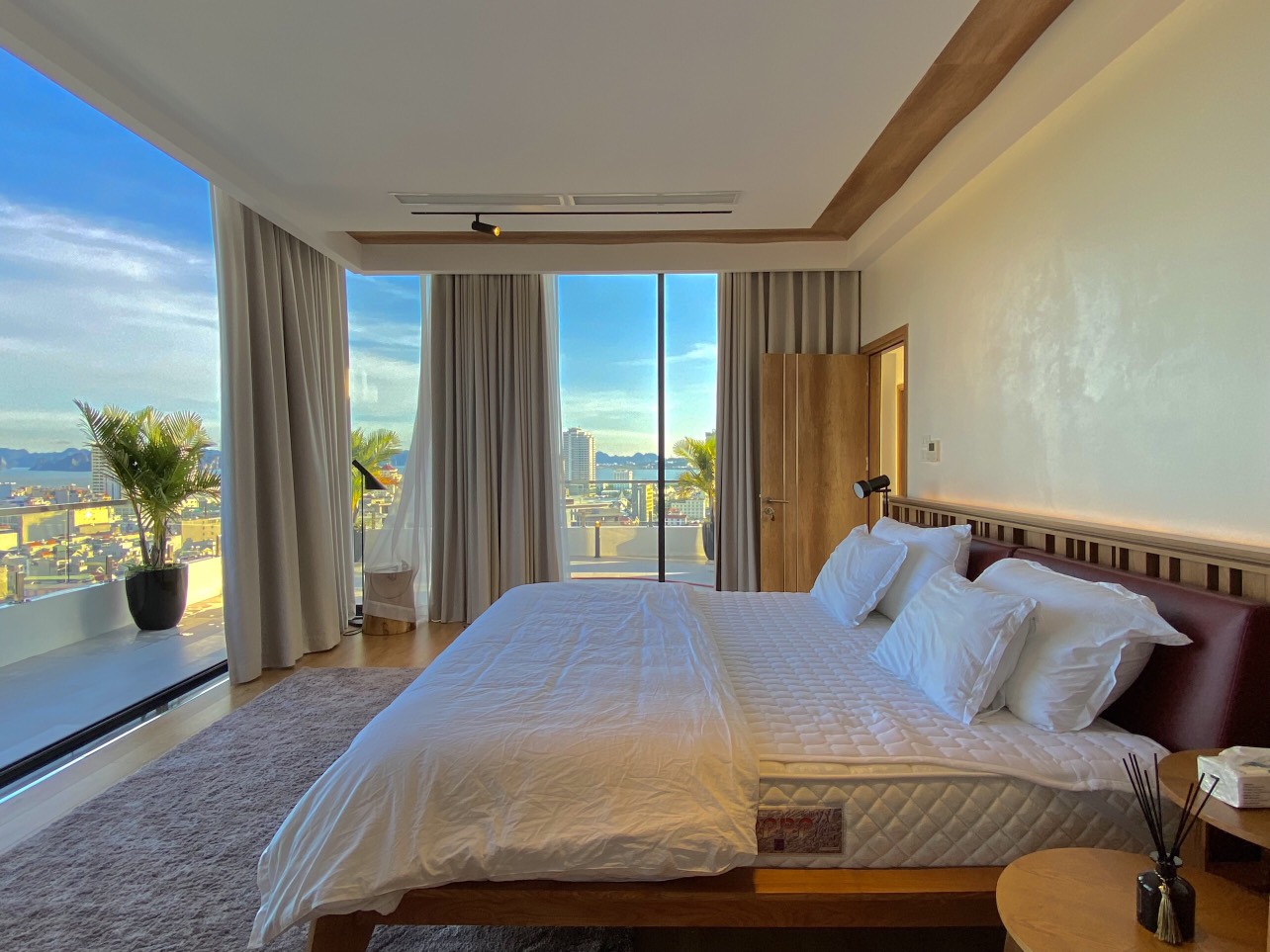 H MONACO LOVE TRAVEL