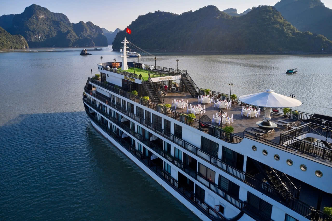 du-thuyen-ha-long-Rita-01-over-view (4)