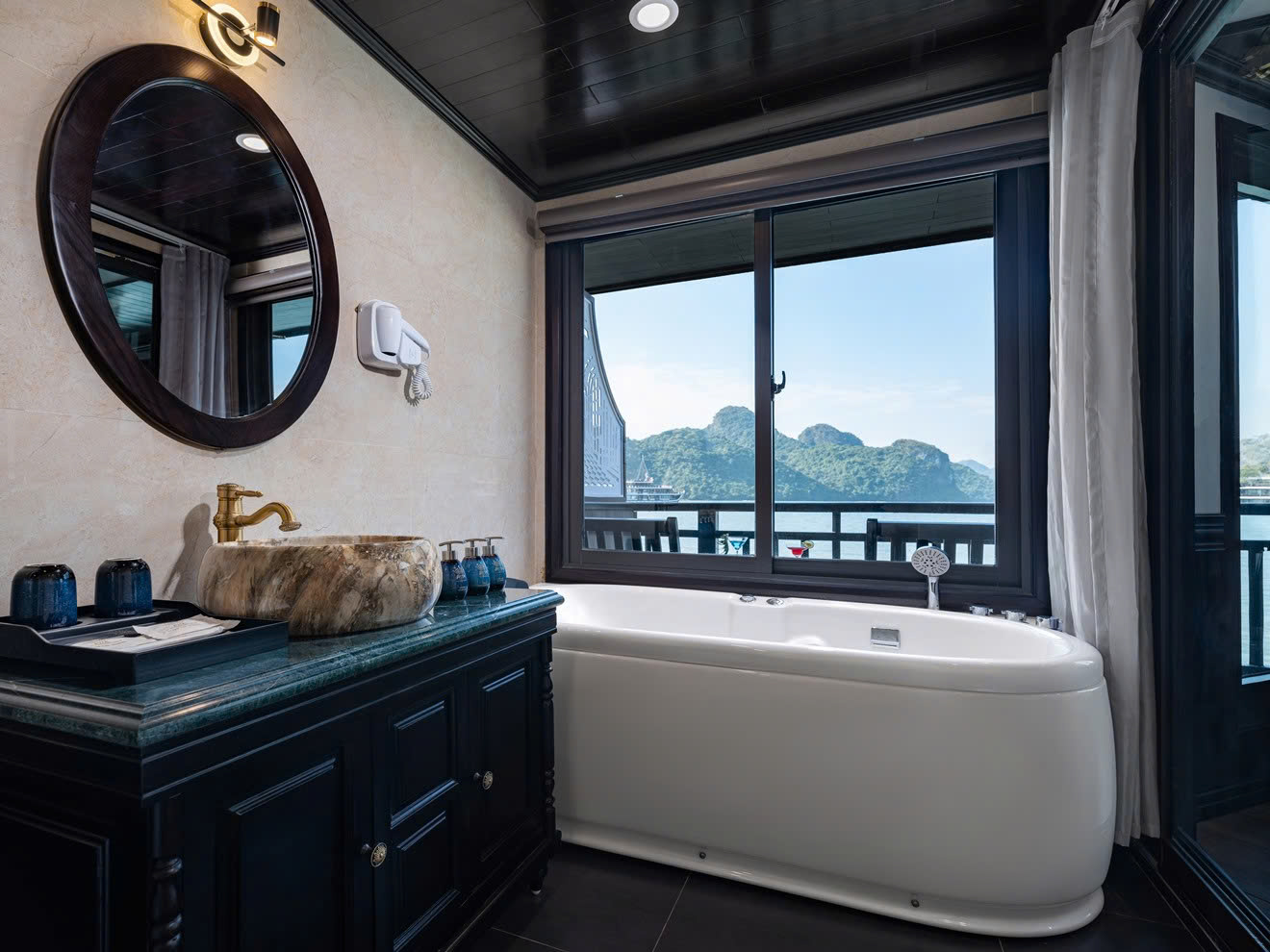 du-thuyen-ha-long-Rita-05-phong-ve-sinh (2)