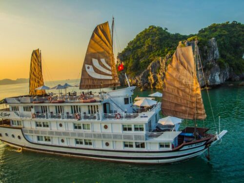 Du Thuyền Hạ Long Bhaya Classic Overnight Cruise trên Vịnh Hạ Long