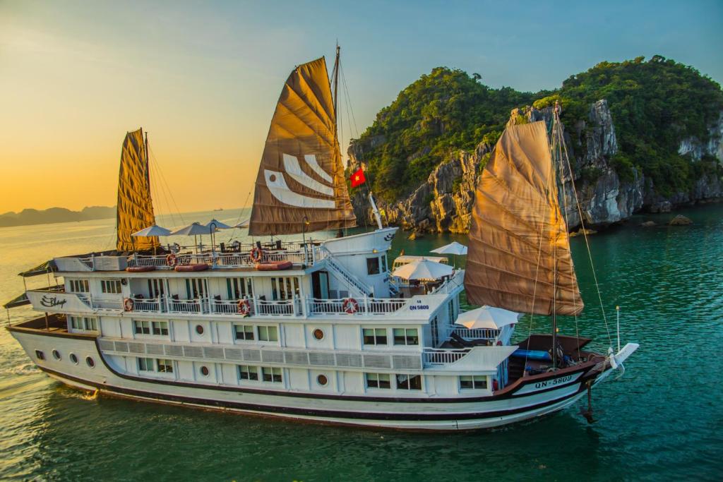 Du Thuyền Hạ Long – Bhaya Classic Overnight Cruise Du Thuyền Hạ Long Bhaya Classic Overnight Cruise trên Vịnh Hạ Long
