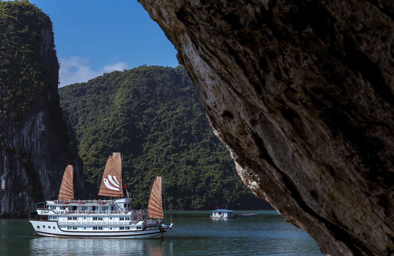 du-thuyen-ha-long-bhaya-classic-overnight-cruise-01-over-view (2)