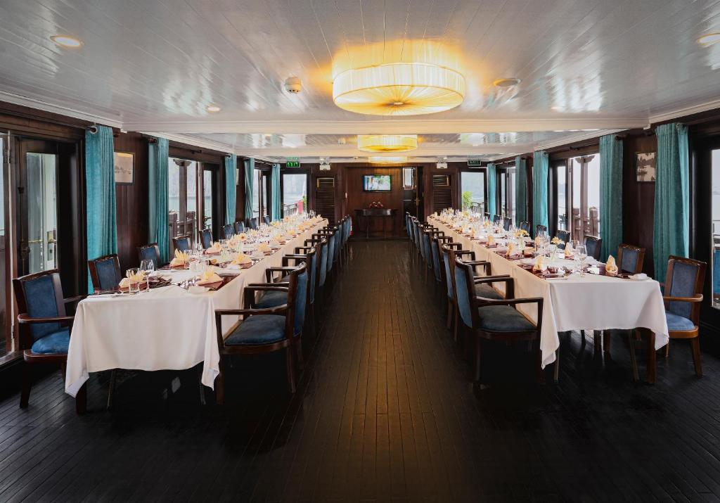 du-thuyen-ha-long-bhaya-classic-overnight-cruise-02-phong-an (1)