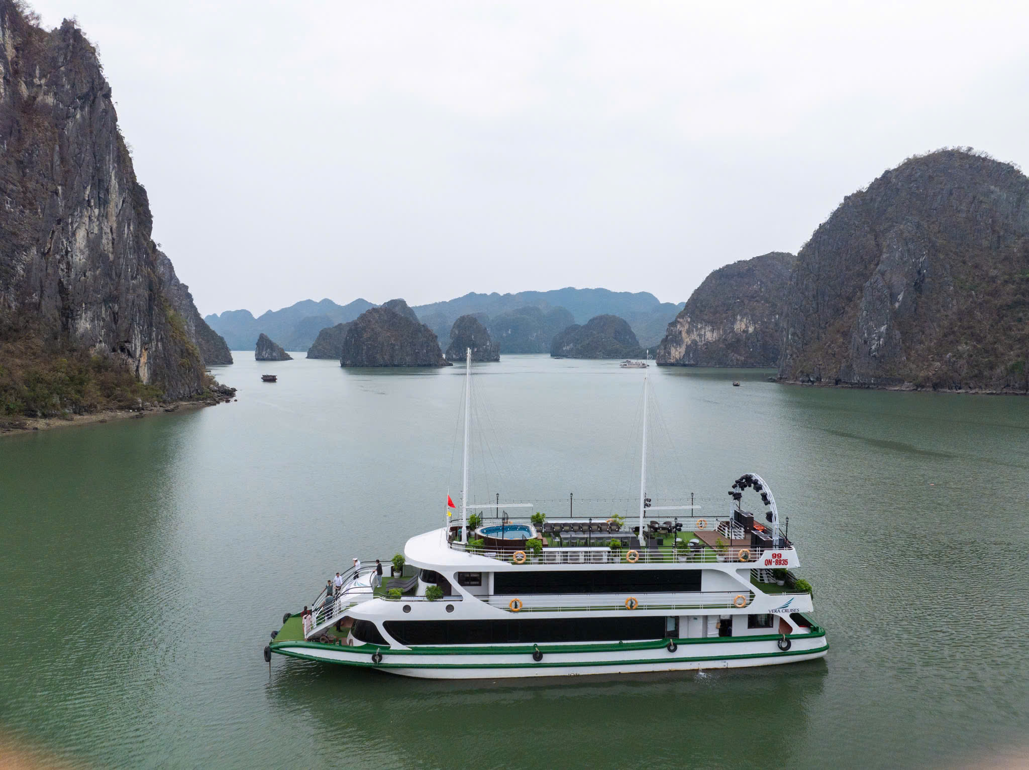 du-thuyen-ha-long-veda-01-over-view (3)